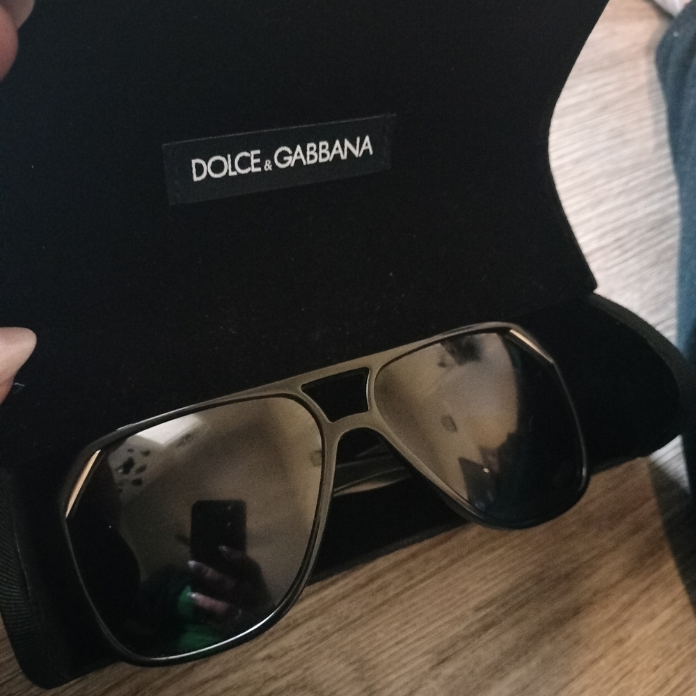 AUTH DOLCE & GABBANA CHÍC BLACK W/ GOLD LOGO TRIM POLARIZED SUNGLASSES! …